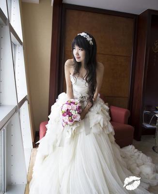 結(jié)婚前,我預(yù)定了一件十萬元的婚紗,婆婆知道后勃然大怒,要我滾!